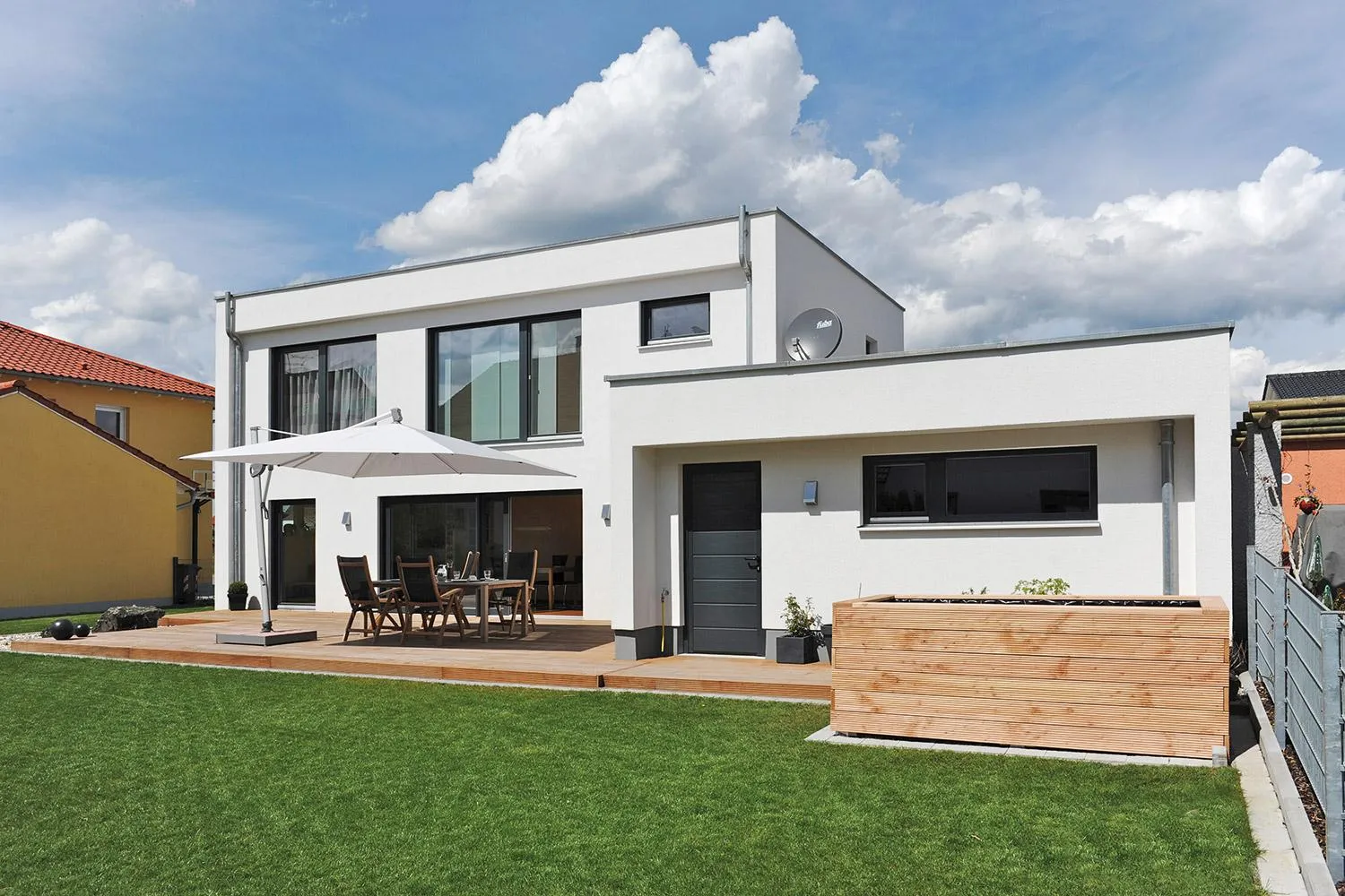 Modernes Einfamilienhaus mit Terrasse – WOLF-Haus Fertigbauweise
